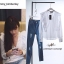 เสื้อแขนยาว ดีเทลระบายหน้าผ้าผสมไลก้ายืดนิดๆ แบบคุณคิมเบอร์รี่ใส่ค๊ะ เอาไว้แมทช์กับยีนส์ เสื้อขาวกางเกงยีนส์เข้ากันสุดๆๆนะขอบอก