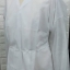 จำนวน 10 ตัว เสื้อคลุมชนิด Isolation Gown (แบบกันน้ำ) ใช้แล้วทิ้ง สำหรับการป้องกันผู้ปฏิบัติงานชนิดใช้ครั้งเดียวทิ้ง เพื่อลดการปนเปื้อน จากขณะปฏิบัติงาน
