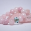 สร้อยข้อมือ โรสควอทซ์ มาดากัสการ์ (Rose Quartz) ขนาด 10 มิล แต่งหัวดอกไม้สีฟ้า