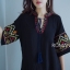 เสื้อสีดำ ตัวยาวสไตล์โบฮีเมียน คอวีผูกเชือก ช่วงแขนปักลวดลายสวยๆ