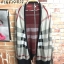 เสื้อคลุมไหมพรมแบรนด์Burberry ที่ตอนนี้เป็นที่นิยมมากค่ะ ทางร้านเลือกใช้ไหมพรมเนื้อดี ทักแน่น มีน้ำหนัก โดดเด่นด้วยลวดลายแบรนด์ดัง และการเก็บขอบสีดำงานสวยมากค่ะแมทซ์ได้กับทุกชุดเลยค่ะ