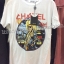 พบกับเสื้อยืดแขนสั้นแต่งคอกลม ดีไซน์สวยเท่ห์ ด้านหน้าและด้านหลังโดดเด่นด้วยงานสกรีนลายในตัวค่ะ เก๋ไก๋มากมายค่ะ เนื้อผ้าดีงาม สวมใส่ง่ายสบายๆในวันเบาเบาค่ะ