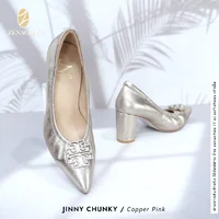 ทรงปกติ เปลี่ยนไซส์ได้ ไม่รับคืน รุ่นขายดี Zenachoo Jinny Chunky สูง 3 นิ้ว รองเท้าหนังแกะแท้ หัวแหลมหน้ากว้าง ทรงปกติ เปลี่ยนไซส์ได้ ไม่รับคืน รุ่นขายดี Zenachoo Jinny Chunky สูง 3 นิ้ว รองเท้าหนังแกะแท้ หัวแหลมหน้ากว้าง