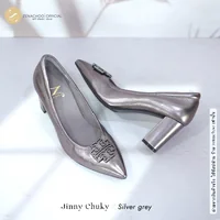 ทรงปกติ เปลี่ยนไซส์ได้ ไม่รับคืน รุ่นขายดี Zenachoo Jinny Chunky สูง 3 นิ้ว รองเท้าหนังแกะแท้ หัวแหลมหน้ากว้าง ทรงปกติ เปลี่ยนไซส์ได้ ไม่รับคืน รุ่นขายดี Zenachoo Jinny Chunky สูง 3 นิ้ว รองเท้าหนังแกะแท้ หัวแหลมหน้ากว้าง