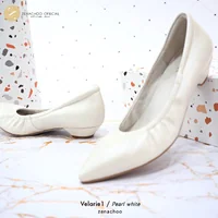 ทรงปกติ เปลี่ยนไซส์ได้ ไม่รับคืน Zenachoo รุ่นขายดี Velarie1 สูง 1นิ้ว สี Pearl White รองเท้าหัวแหลมหนังแกะแท้ ทรงปกติ เปลี่ยนไซส์ได้ ไม่รับคืน Zenachoo รุ่นขายดี Velarie1 สูง 1นิ้ว สี Pearl White รองเท้าหัวแหลมหนังแกะแท้