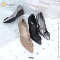 ทรงปกติ เปลี่ยนไซส์ได้-ไม่รับคืน Zenachoo รุ่น Vanda สูง 2 นิ้ว รองเท้าหนังแกะแท้ หนังนิ่ม พื้นนุ่ม ทรงปกติ เปลี่ยนไซส์ได้-ไม่รับคืน Zenachoo รุ่น Vanda สูง 2 นิ้ว รองเท้าหนังแกะแท้ หนังนิ่ม พื้นนุ่ม