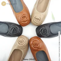 ทรงปกติ ZENACHOO รุ่น Peony รองเท้าคัทชูหนังแกะ สูง 1 นิ้ว หัวมนหน้กว้าง ประดับดอกไม้ พื้นยางน้ำหนักเบามี Arch Support ทรงปกติ ZENACHOO รุ่น Peony รองเท้าคัทชูหนังแกะ สูง 1 นิ้ว หัวมนหน้กว้าง ประดับดอกไม้ พื้นยางน้ำหนักเบามี Arch Support
