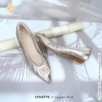 ทรงปกติ เปลี่ยนไซส์ได้-ไม่รับคืน Zenachoo รุ่นขายดี Lynette ส้นเตารีดสูง 1นิ้ว หัวแหลมใส่สบาย รองเท้าหนังแกะแท้ ทรงปกติ เปลี่ยนไซส์ได้-ไม่รับคืน Zenachoo รุ่นขายดี Lynette ส้นเตารีดสูง 1นิ้ว หัวแหลมใส่สบาย รองเท้าหนังแกะแท้