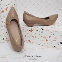 ทรงปกติ เปลี่ยนไซส์ได้ ไม่รับคืน รุ่นขายดี Zenachoo Velarie1 สูง 1 นิ้ว สีTaupe รองเท้าหัวแลมหนังแกะแท้